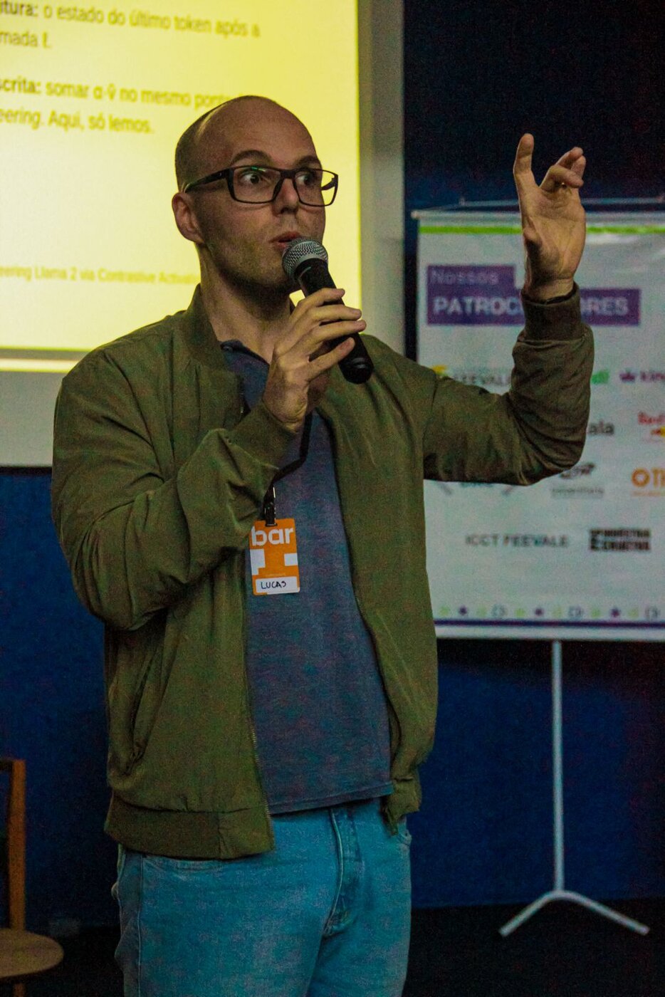 Lucas Kupssinskü explaining activation engineering during the talk